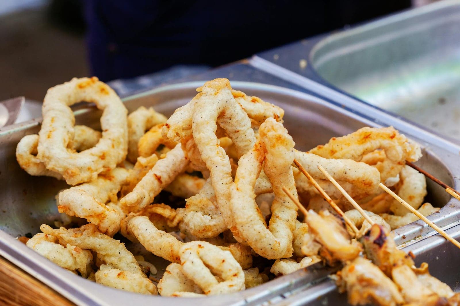 Crispy calamari fritti rings served on a tray with lemon and parsley