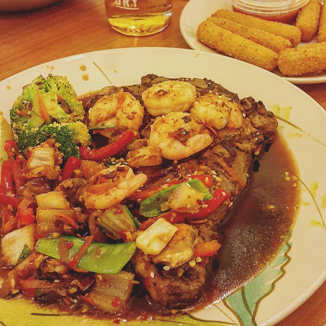 Paleo garlic shrimp with cauliflower rice